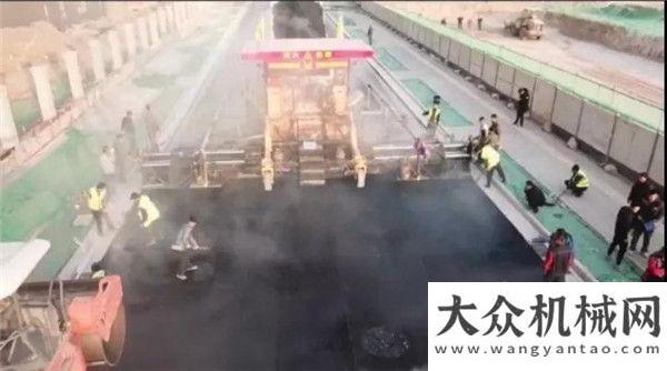 干活一整天中大機(jī)械成功進(jìn)行低溫條件下市政道路高模量天然瀝青路面攤鋪三一純