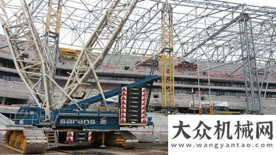 這樣煉成的Sarens 利用 Terex? Superlift 3800 履帶式起重機(jī)將屋頂框架放置在奧林匹克里昂球場(chǎng)上徐工履