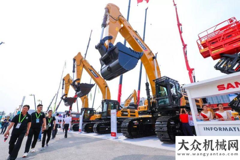 略智繪城市展臺(tái)排起了S型長龍，聽三一“老兵”述說光榮歷史徐工專