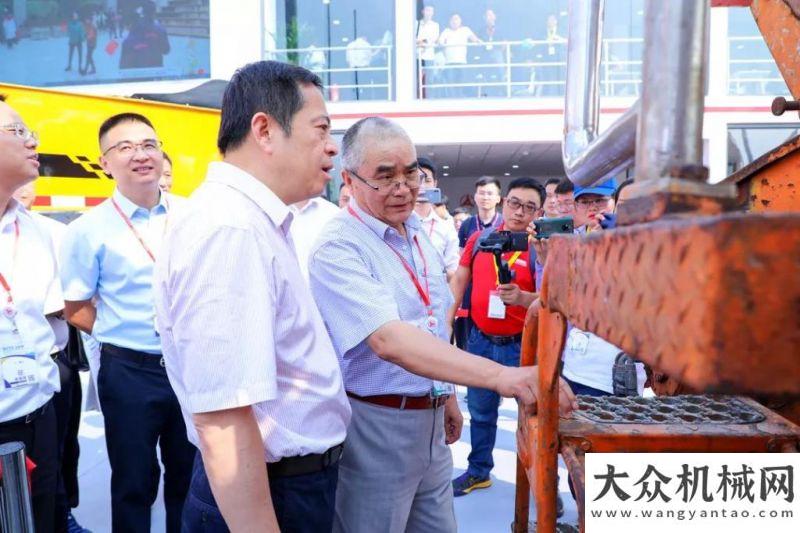 略智繪城市展臺(tái)排起了S型長龍，聽三一“老兵”述說光榮歷史徐工專