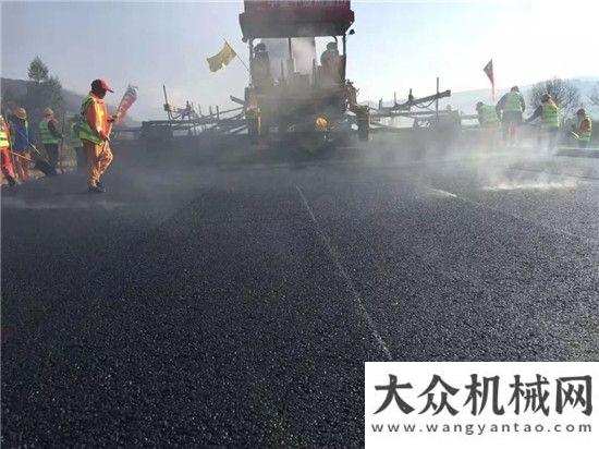 大厚度攤鋪中大抗離析攤鋪機助力青?？藞D至大通公路瀝青單機全斷面攤鋪中大機