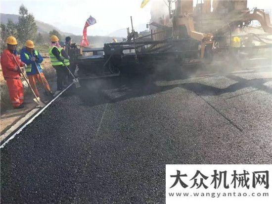 大厚度攤鋪中大抗離析攤鋪機助力青?？藞D至大通公路瀝青單機全斷面攤鋪中大機