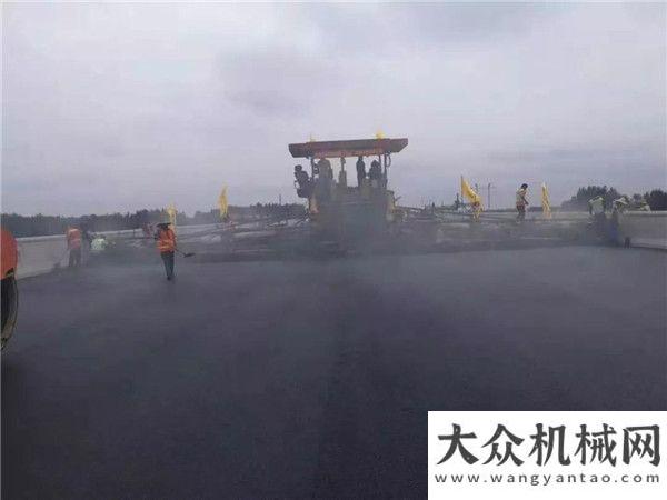 了解壓路機(jī)濟(jì)青高速小許家高架橋橋面防水層采用中大抗離析攤鋪機(jī)19.25米超寬、2cm超薄施工致富一