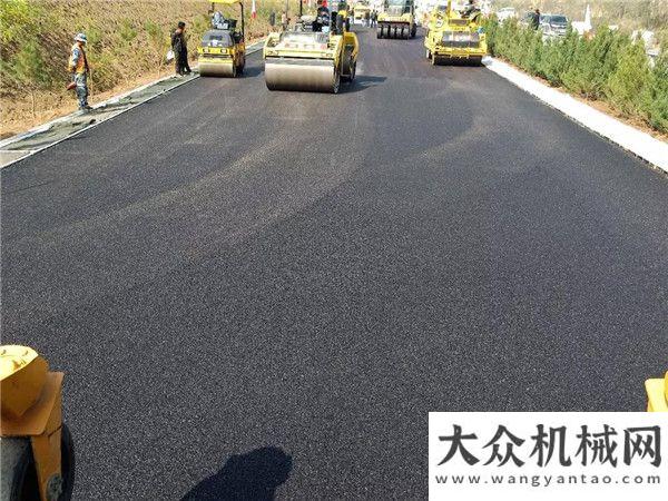 作正式啟動中大抗離析攤鋪機(jī)、37噸膠輪壓路機(jī)在延安子姚高速順暢施工國機(jī)集