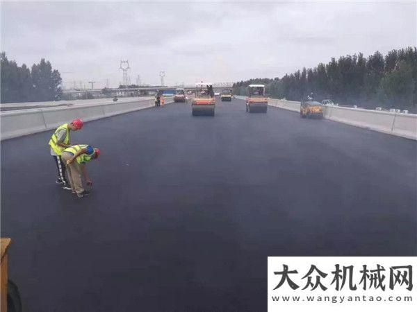 了解壓路機(jī)濟(jì)青高速小許家高架橋橋面防水層采用中大抗離析攤鋪機(jī)19.25米超寬、2cm超薄施工致富一