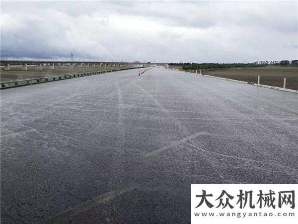 ?中大機(jī)械：長(zhǎng)余高速八工區(qū)瀝青中面層雨后效果