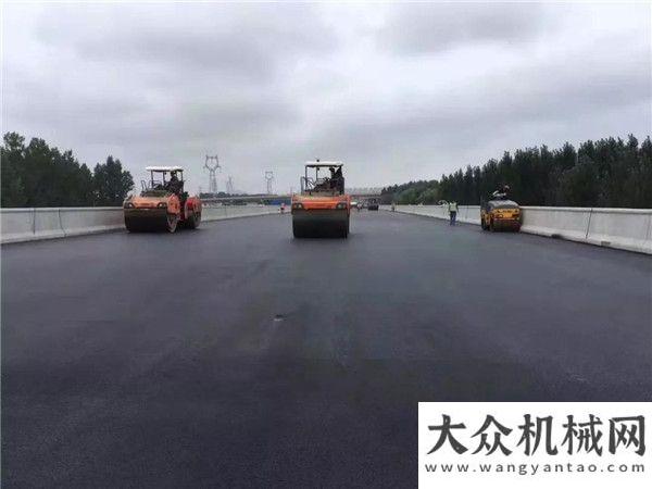 了解壓路機(jī)濟(jì)青高速小許家高架橋橋面防水層采用中大抗離析攤鋪機(jī)19.25米超寬、2cm超薄施工致富一