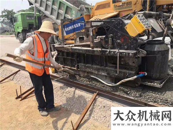 中大機械抗離析攤鋪機在江西萍蓮高速P1標下基層攤鋪效果展示