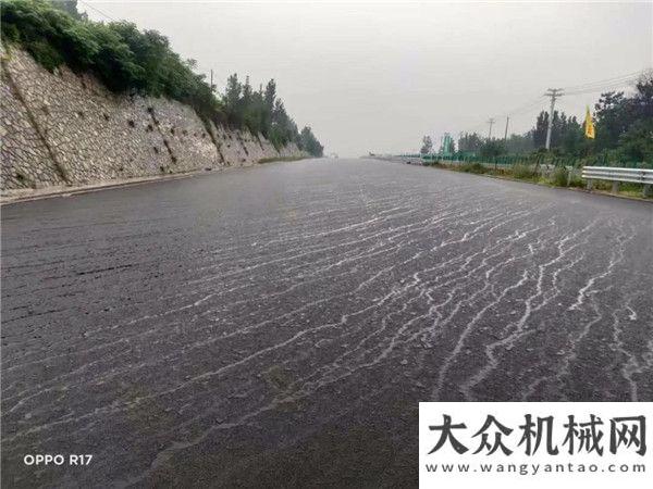 中大機(jī)械雨后京滬四改八路面抗離析攤鋪效果