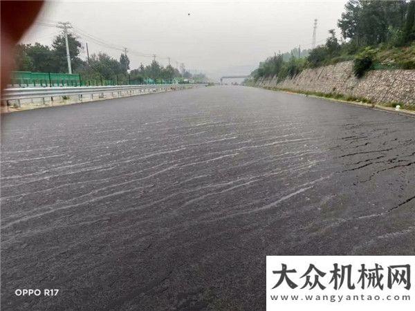 中大機(jī)械雨后京滬四改八路面抗離析攤鋪效果