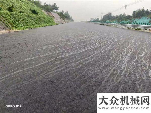 中大機(jī)械雨后京滬四改八路面抗離析攤鋪效果