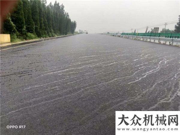 中大機(jī)械雨后京滬四改八路面抗離析攤鋪效果