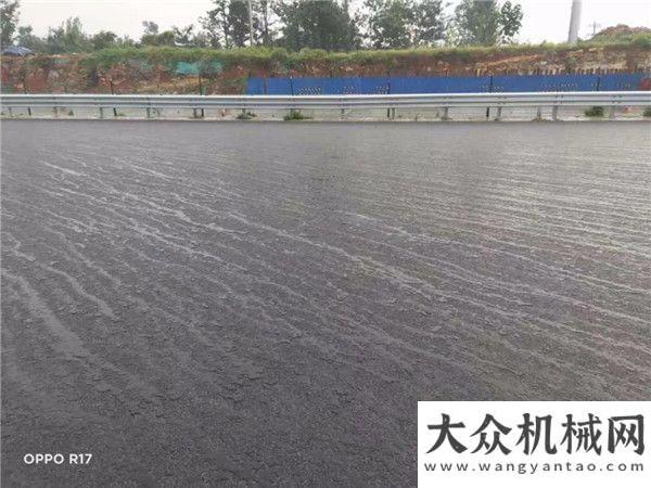 中大機(jī)械雨后京滬四改八路面抗離析攤鋪效果