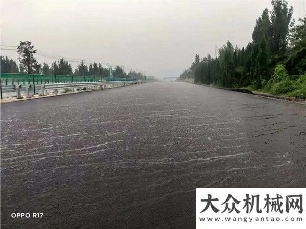 中大機(jī)械雨后京滬四改八路面抗離析攤鋪效果