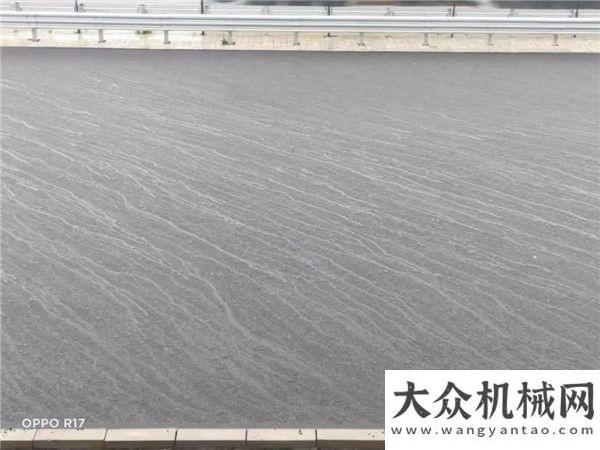 中大機(jī)械雨后京滬四改八路面抗離析攤鋪效果