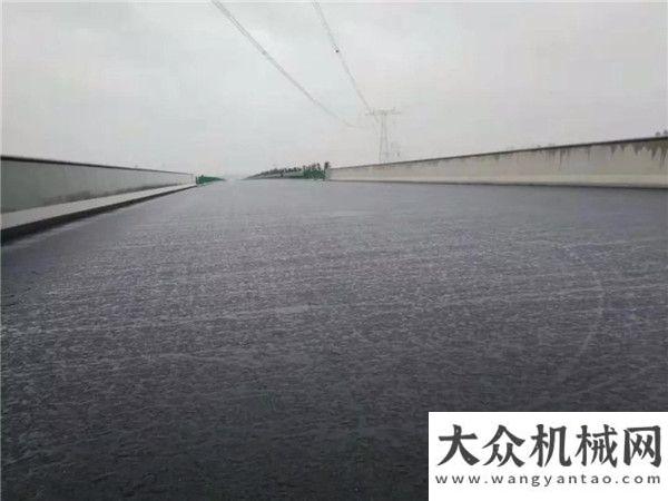 營再添勁旅【雨水鑒真】河南周南高速抗離析攤鋪雨后效果來了首