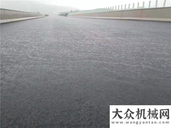 營再添勁旅【雨水鑒真】河南周南高速抗離析攤鋪雨后效果來了首