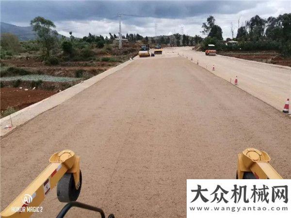 機(jī)年中大賣中大：銷售抗離析攤鋪機(jī)助力云南交投公路澄川高速喜迎山