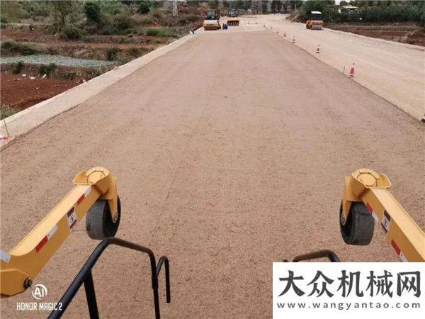 機(jī)年中大賣中大：銷售抗離析攤鋪機(jī)助力云南交投公路澄川高速喜迎山