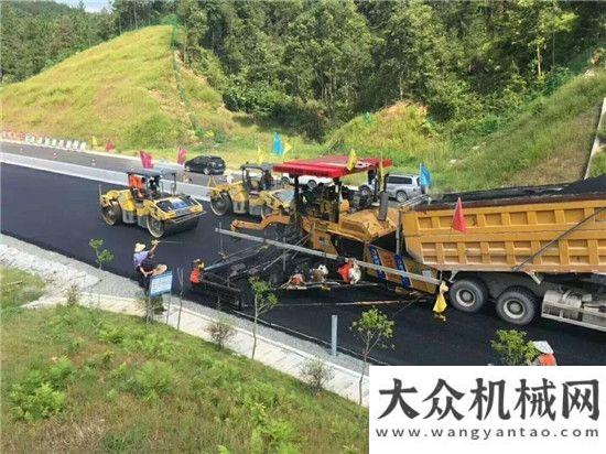 做品質(zhì)工程江西廣吉高速公路BP1標(biāo)變形金剛面層首件攤鋪密實(shí)均勻，順利進(jìn)行！中大機(jī)