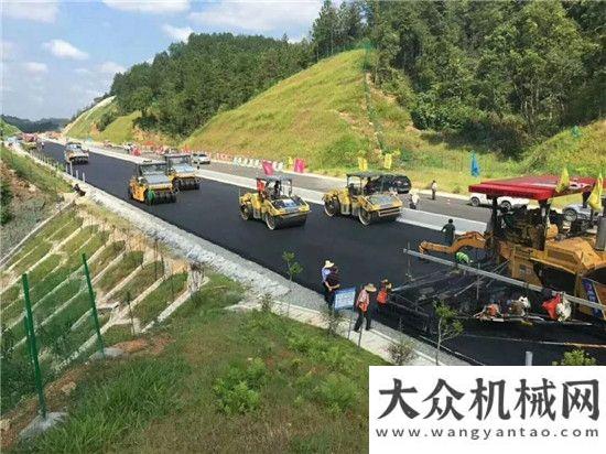 做品質(zhì)工程江西廣吉高速公路BP1標(biāo)變形金剛面層首件攤鋪密實(shí)均勻，順利進(jìn)行！中大機(jī)