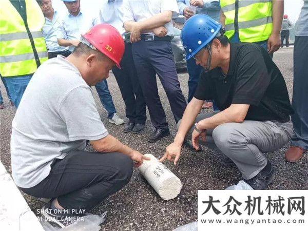 買下臺(tái)吊車中大抗離析攤鋪機(jī)在青蘭高速聊東段現(xiàn)場(chǎng)觀摩會(huì)上獲好評(píng)徐工起