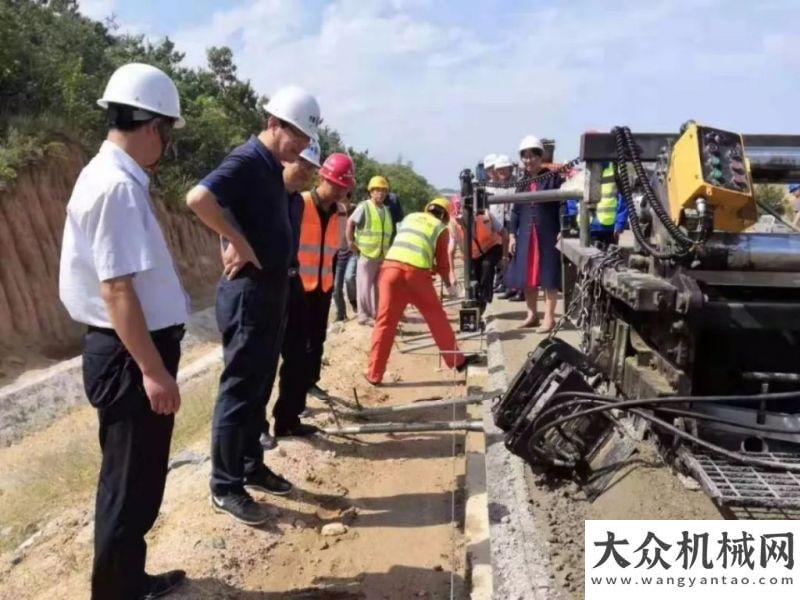 軍魅力風(fēng)采中大水穩(wěn)雙機(jī)組連鋪新工藝助力文萊高速14標(biāo)項(xiàng)目中聯(lián)重