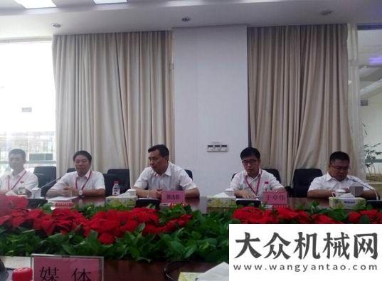 會再創(chuàng)輝煌品質(zhì)鉅獻 再創(chuàng)傳奇 三一C10系列旋挖鉆機新品隆重發(fā)布現(xiàn)場簽