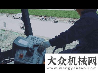 攤鋪的路面徐工瀝青攤鋪機(jī)RP903憑什么開掛，一直成為客戶油面施工首選品牌？中大機(jī)