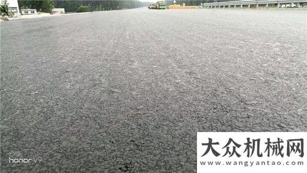 中大機械：濟青高速四改八路面二標雨后效果