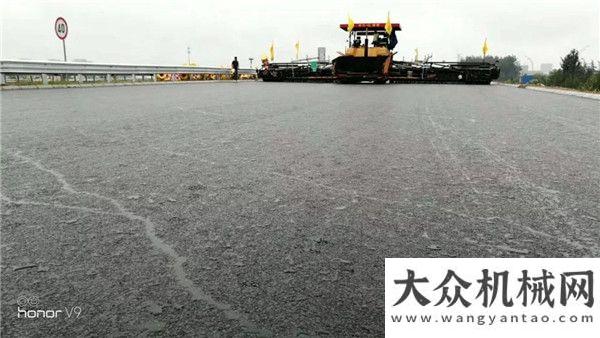 中大機械：濟青高速四改八路面二標雨后效果