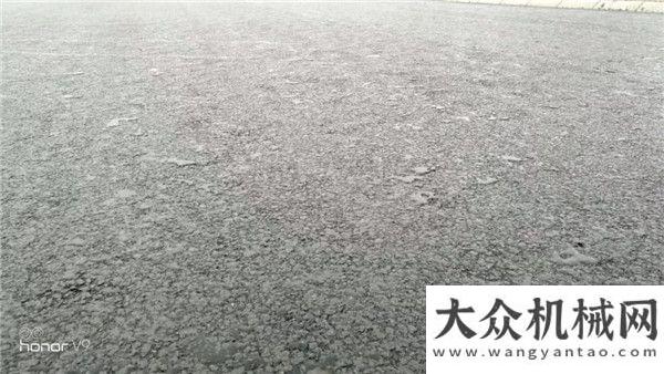 中大機械：濟青高速四改八路面二標雨后效果