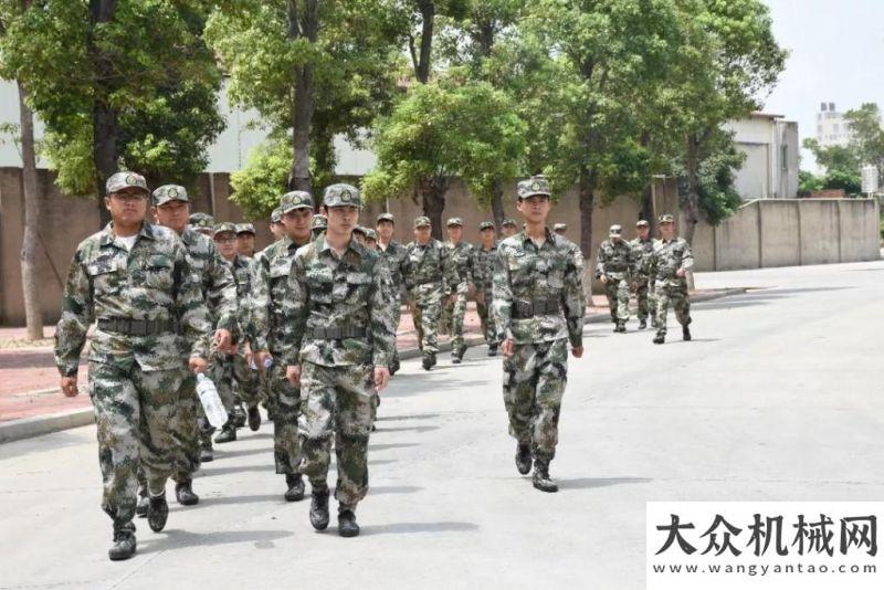 光服務前行八一建軍節(jié) 晉工向最可愛的人致敬！雷薩視