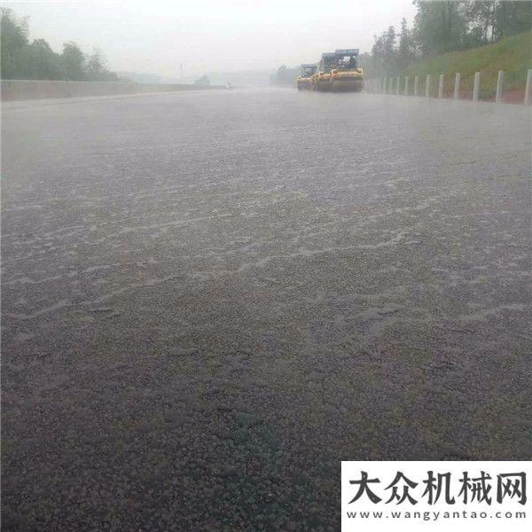 中大機(jī)械：長(zhǎng)益高速擴(kuò)容9標(biāo)抗離析攤鋪雨后效果