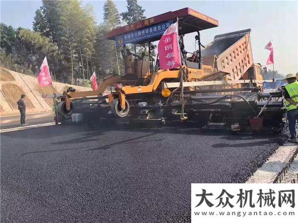 何備受青睞岳陽(yáng)路橋黎靖高速采用中大抗離析攤鋪機(jī)中面層順利施工！產(chǎn)品驅(qū)