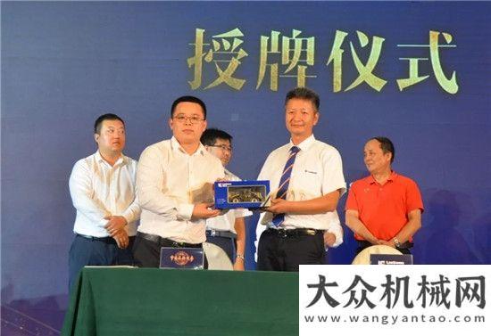 寧公路施工《品牌故事》柳工品牌紀(jì)錄片簽約開機(jī)儀式在北京舉行山推攤