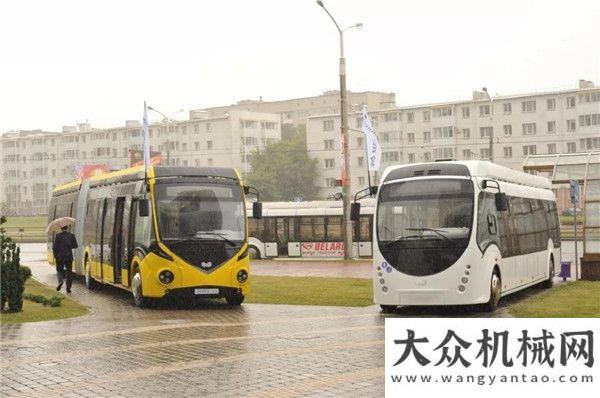 在北京舉行四川發(fā)展、新筑股份、上海奧威與白俄羅斯市政機車廠簽署合作協(xié)議品