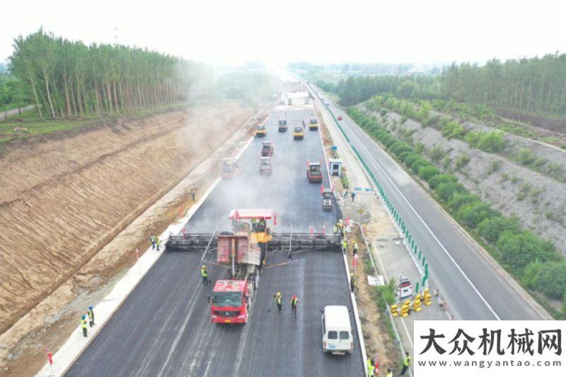 礦解決方案中大機械：吉林高速公路首次采用19米超大寬度瀝青路面全幅無縫成型技術(shù)在京哈高速改擴建項目施工扎根西