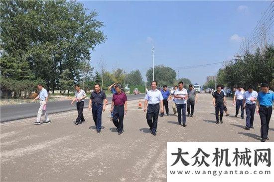 八神威初顯中大機(jī)械：濱州市公路到單縣參觀(guān)學(xué)公路工程基層大厚度攤鋪技術(shù)中大機(jī)