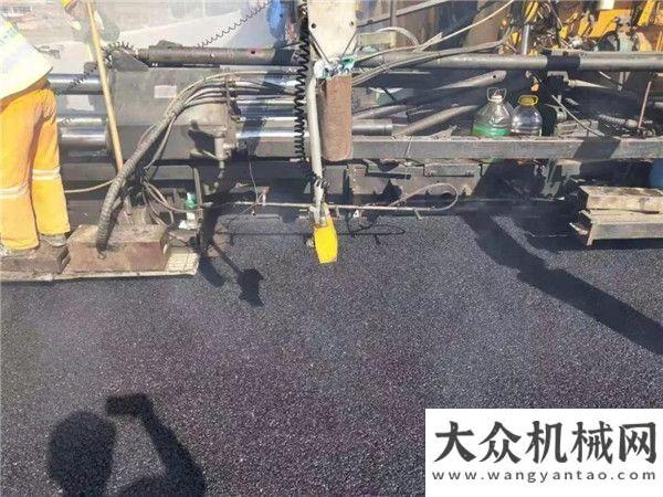 中大DT1800攤鋪機(jī)在西寧克大公路瀝青施工圓滿結(jié)束！