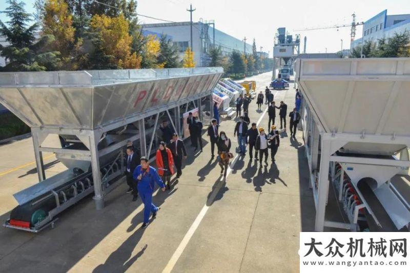 交車交了啥分用戶參觀方圓集團(tuán)2020年新產(chǎn)品展示會樣機延續(xù)交