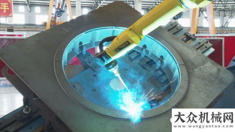 車批量交付方圓集團起重機械廠再添高智能焊接機器人徐工粵