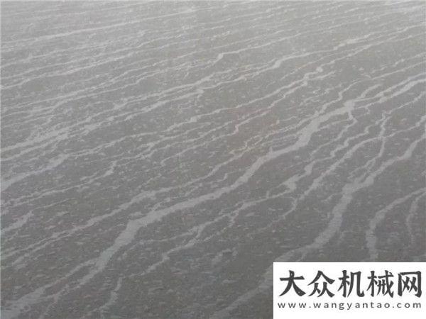 做對了什么中大機械：烏蘭巴托中面層雨后效果徐工穩(wěn)