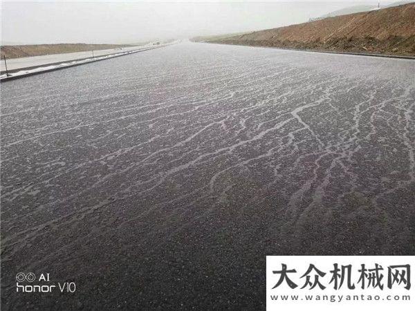 做對了什么中大機械：烏蘭巴托中面層雨后效果徐工穩(wěn)