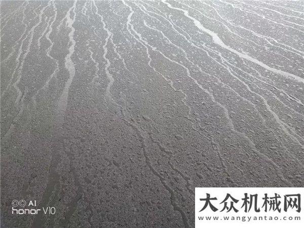 做對了什么中大機械：烏蘭巴托中面層雨后效果徐工穩(wěn)