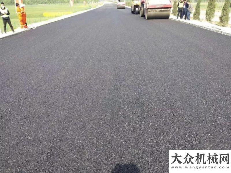 中大機械：河南息邢高速路面1標銷售抗離析攤鋪機底層瀝青試驗段平穩(wěn)攤鋪