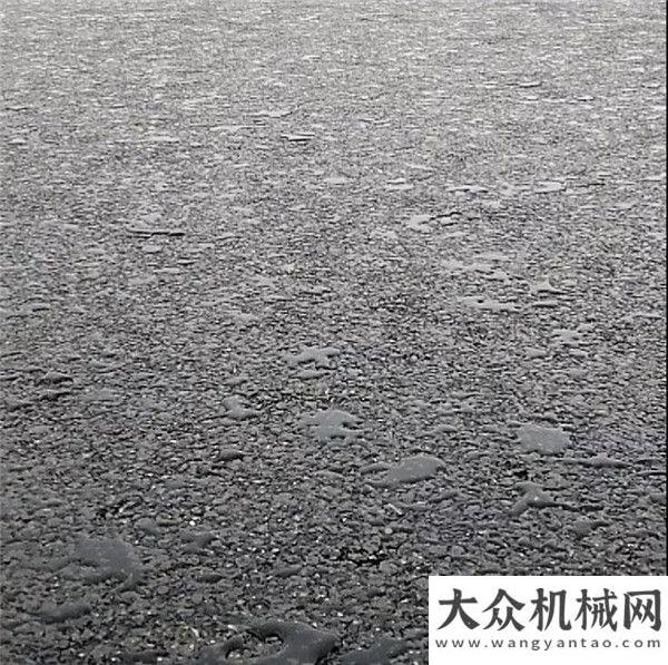 他給你答案中大機(jī)械：濟(jì)青高速“四改八”路面五標(biāo)雨后效果三一吊