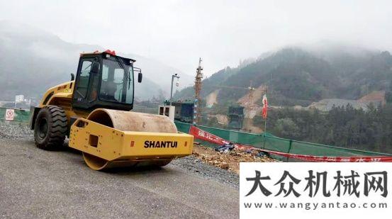 機智能工廠小區(qū)的路面工程，山推“佩奇”！廣東區(qū)