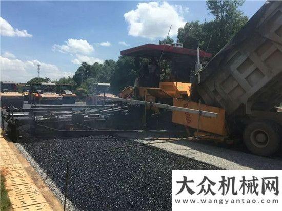 離析攤鋪機中大第四臺二次攪拌原理 抗離析攤鋪機助力岳望高速中大機