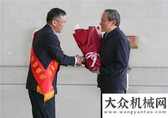 做最好代言致敬勞動(dòng)者！王民：光榮屬于每一個(gè)奮斗的徐工人！在非洲